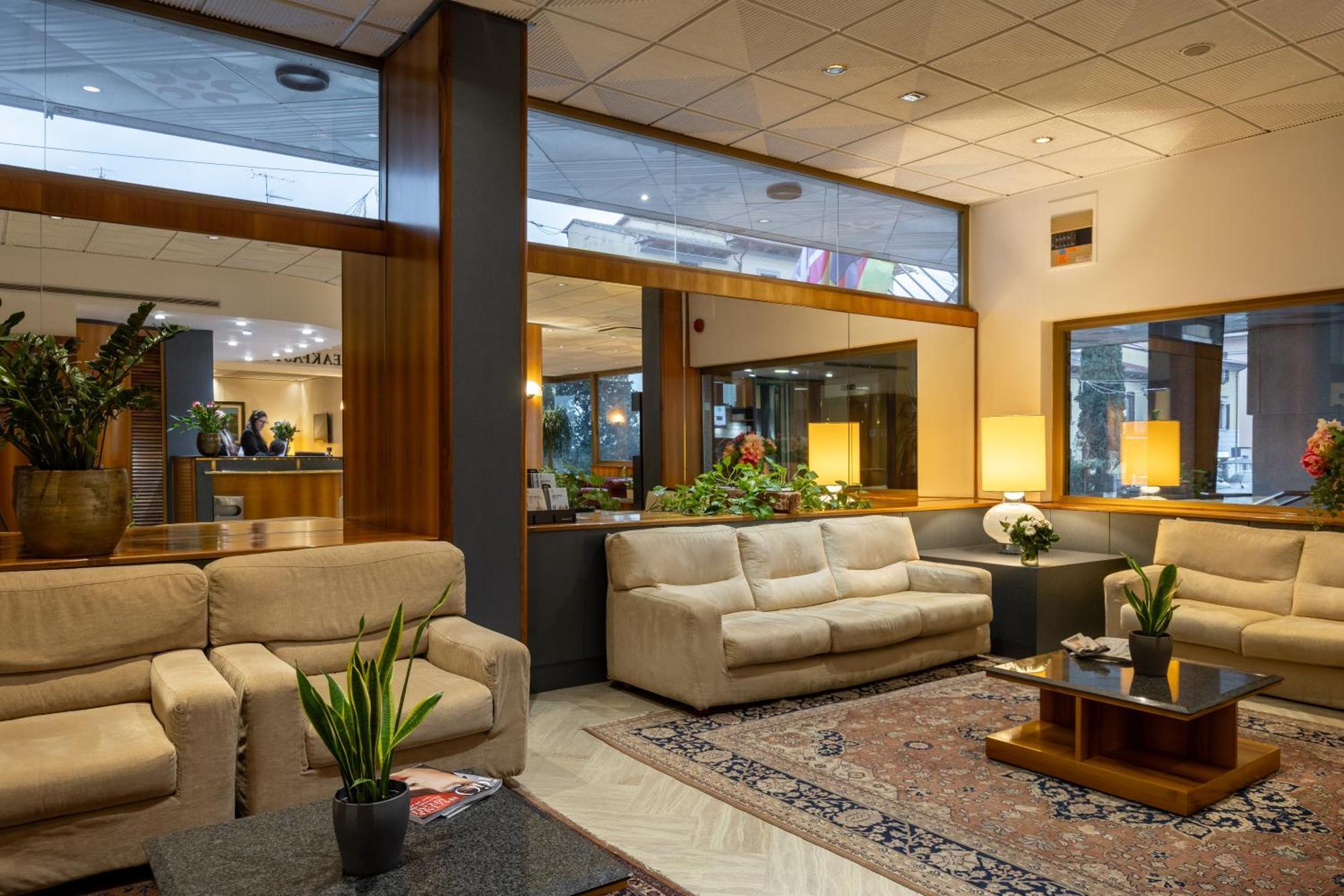 Hotel Minerva Arezzo Bagian luar foto