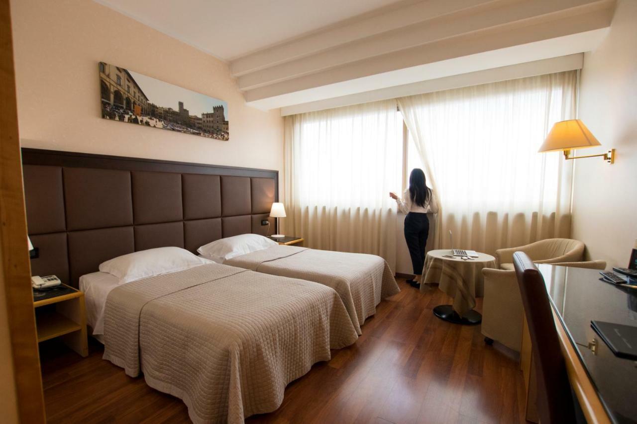 Hotel Minerva Arezzo Bagian luar foto